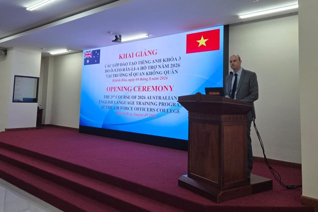 Australia boosts defense ties with Vietnam through English training - Ảnh 1.
