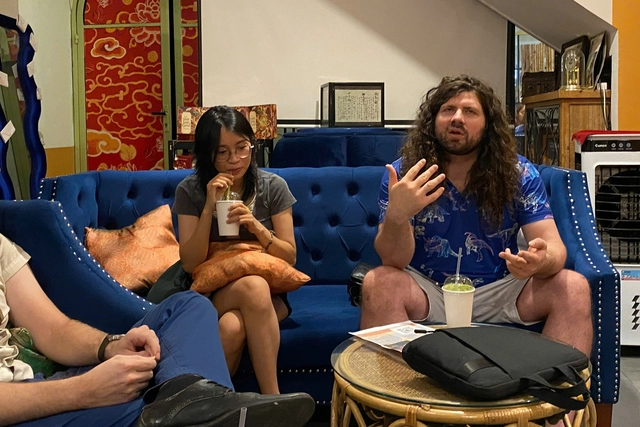 Young Vietnamese pay around $2 to improve English at speaking clubs- Ảnh 1.