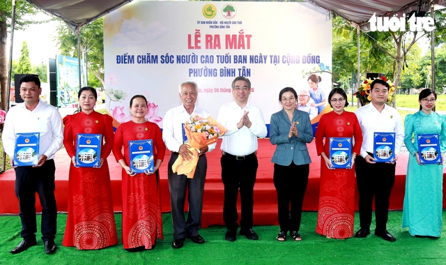 Ho Chi Minh City ward opens day care center for seniors  - Ảnh 1.