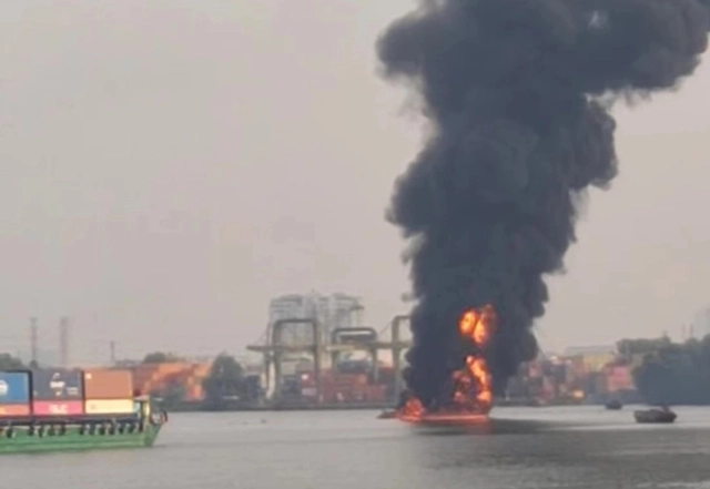 Woman killed after boat explodes on Saigon River in Ho Chi Minh City- Ảnh 1.