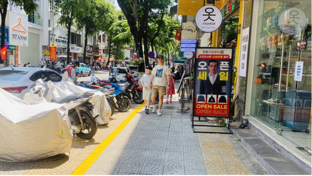 Da Nang sidewalk crackdown continues as residents can report violations- Ảnh 1.