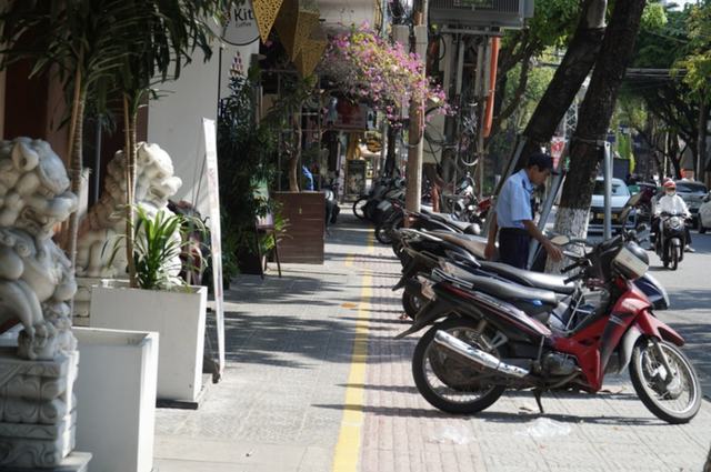 Da Nang sidewalk crackdown continues as residents can report violations- Ảnh 2.