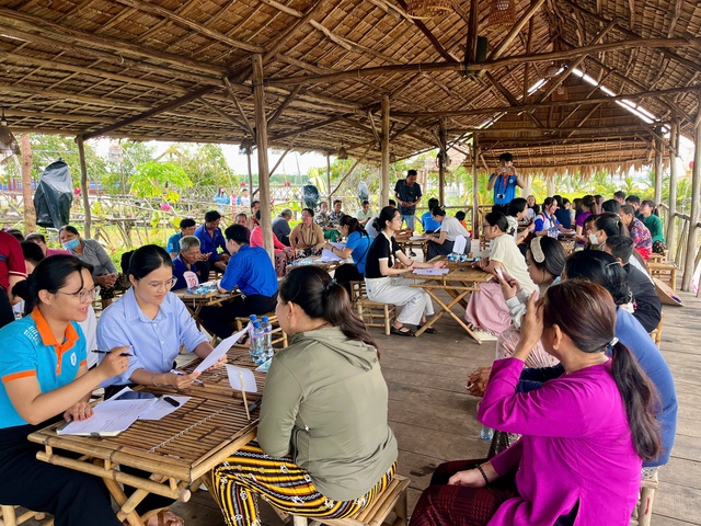 Vietnam's Dong Thap assesses English skills of vendors at Tan Thuan Dong rural market - Ảnh 1.