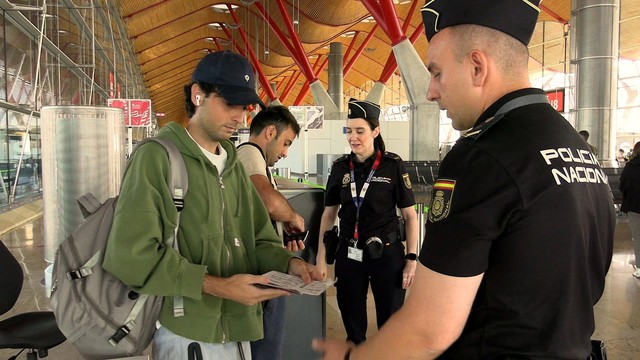 Spain checks 200 Italy arrivals in border controls after migration row- Ảnh 1.