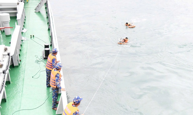 Da Nang woman recounts 8-hour ordeal at sea after being swept away by waves - Ảnh 1.