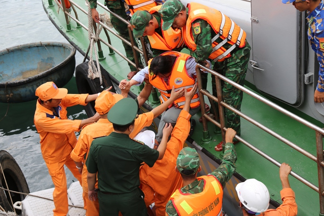 Da Nang woman recounts 8-hour ordeal at sea after being swept away by waves - Ảnh 2.