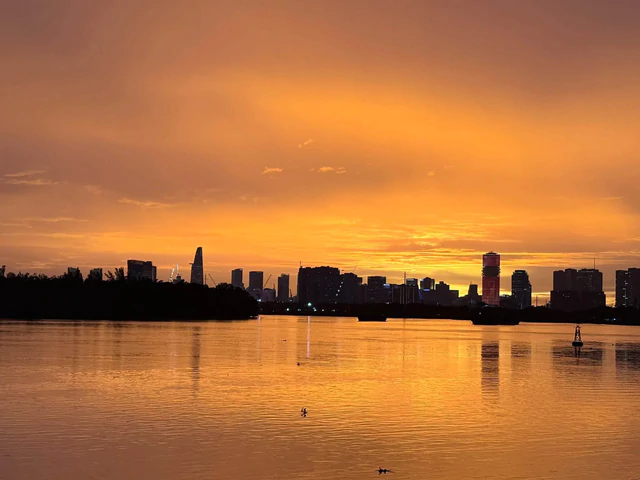 Post-rain sunset bathes Ho Chi Minh City in orange- Ảnh 7.
