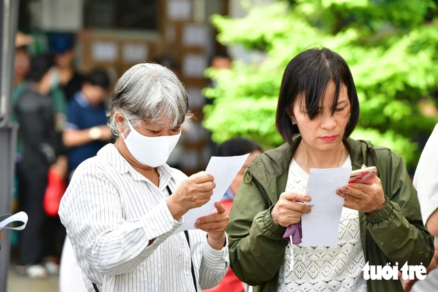 Textbook shortages force Vietnamese parents into hours-long queues, bookstore-hopping- Ảnh 15.