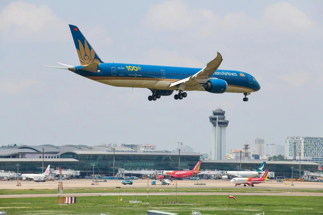 227 drones detected near Ho Chi Minh City airport in just 13 days as flight-safety risks mount- Ảnh 3.