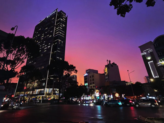 Post-rain sunset bathes Ho Chi Minh City in orange- Ảnh 1.