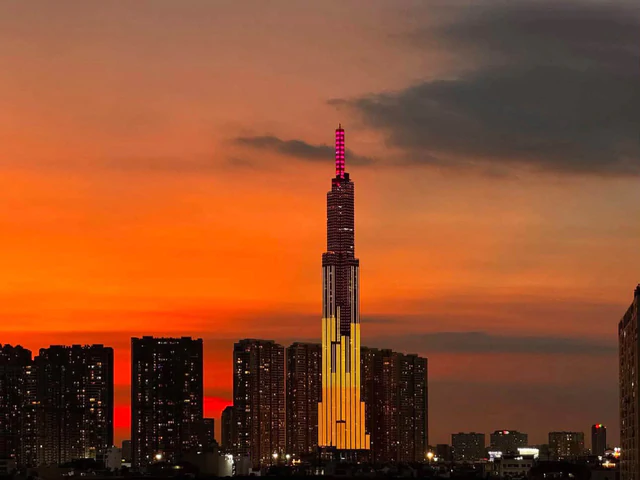 Post-rain sunset bathes Ho Chi Minh City in orange- Ảnh 3.