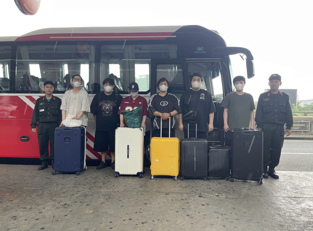 Vietnam deports 6 South Koreans, 4 Chinese nationals for residence, visa violations- Ảnh 1.