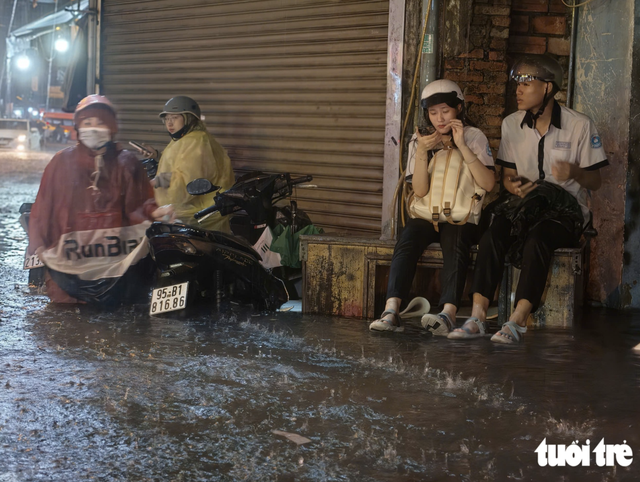 Heavy rain floods streets, disrupts evening commute in Ho Chi Minh City- Ảnh 4.