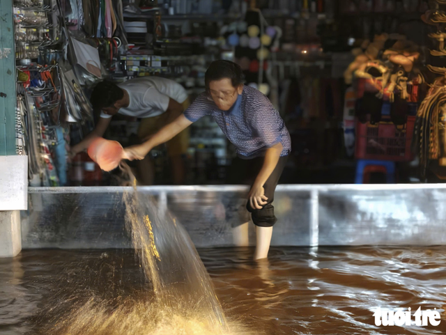 Heavy rain floods streets, disrupts evening commute in Ho Chi Minh City- Ảnh 5.