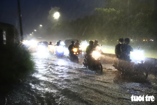 Heavy rain floods streets, disrupts evening commute in Ho Chi Minh City- Ảnh 7.