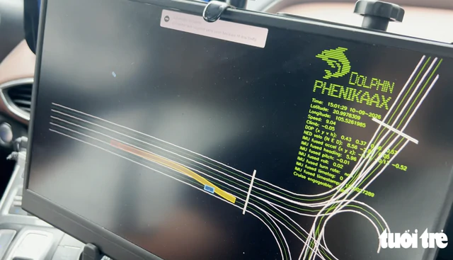 Hanoi vice-chairman takes first ride in self-driving car- Ảnh 2.