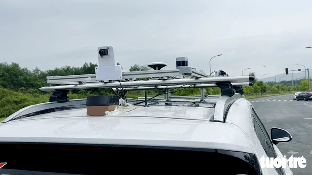 Hanoi vice-chairman takes first ride in self-driving car- Ảnh 3.