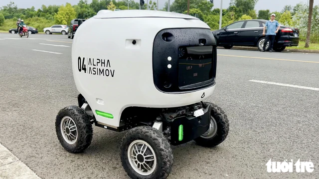 Hanoi vice-chairman takes first ride in self-driving car- Ảnh 5.