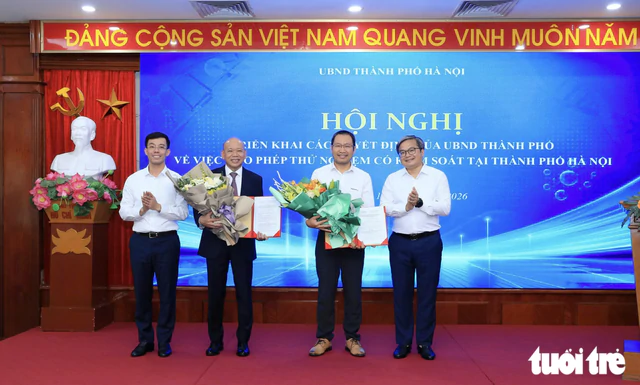 Hanoi vice-chairman takes first ride in self-driving car- Ảnh 4.