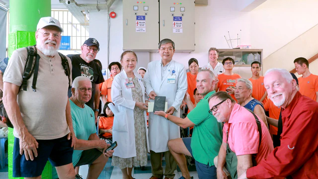 US veterans visit AO victims at Peace Village, meet association in Ho Chi Minh City- Ảnh 1.