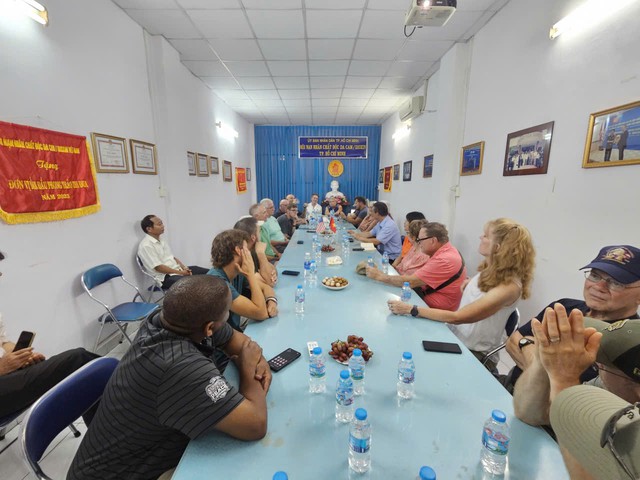 US veterans visit AO victims at Peace Village, meet association in Ho Chi Minh City- Ảnh 2.