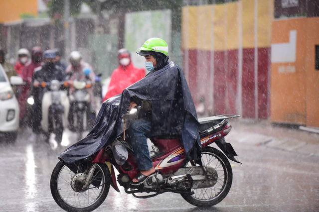 Heavy rainfall forecasts for central Vietnam remain uncertain as low-pressure system may strengthen- Ảnh 1.