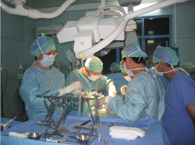 A Belgian professor and 20 years of pediatric liver transplants in Vietnam- Ảnh 4.