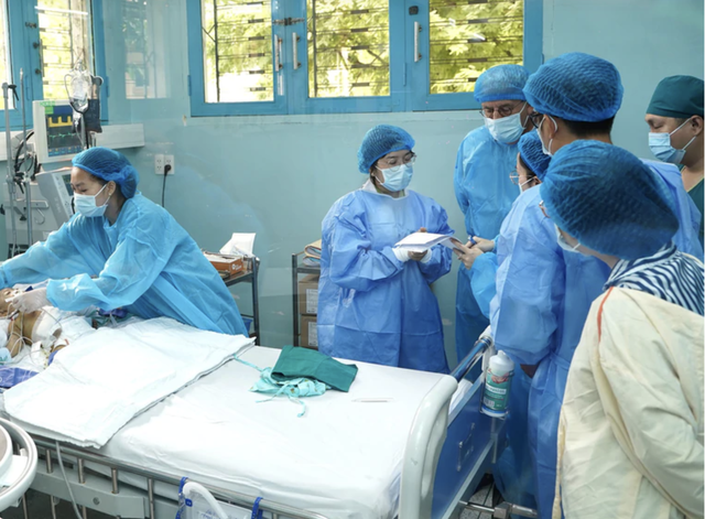 A Belgian professor and 20 years of pediatric liver transplants in Vietnam- Ảnh 5.