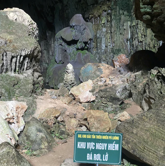 Thanh Hoa's authorities tighten safety measures at Bat Cave after rockfall- Ảnh 1.