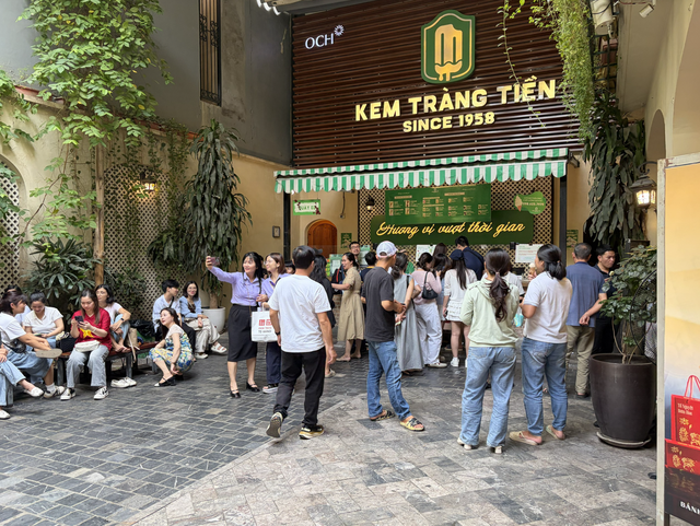Crowds gravitate to Hanoi’s iconic Trang Tien Ice Cream flagship store before closure- Ảnh 1.