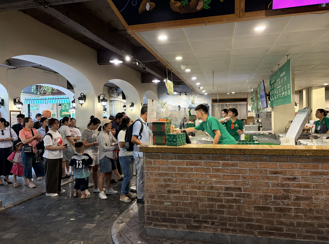 Crowds gravitate to Hanoi’s iconic Trang Tien Ice Cream flagship store before closure- Ảnh 3.