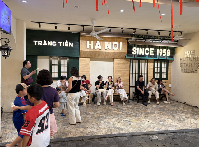 Crowds gravitate to Hanoi’s iconic Trang Tien Ice Cream flagship store before closure- Ảnh 4.