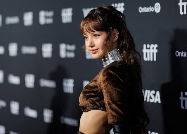 TIFF 2026: K-pop superstar Lisa sparks fan frenzy at documentary premiere- Ảnh 1.