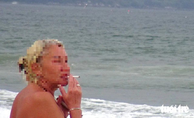 Vietnam’s Da Nang weighs penalties for cigarette littering on beach- Ảnh 1.