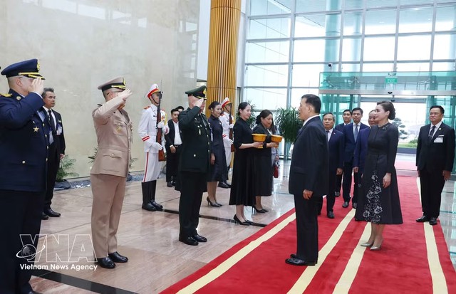Thai King, Queen arrive in Hanoi for State visit to Vietnam - Ảnh 2.