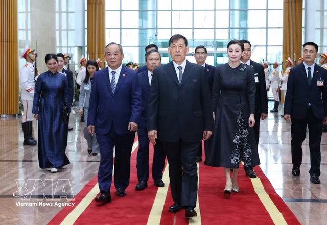 Thai King, Queen arrive in Hanoi for State visit to Vietnam - Ảnh 1.