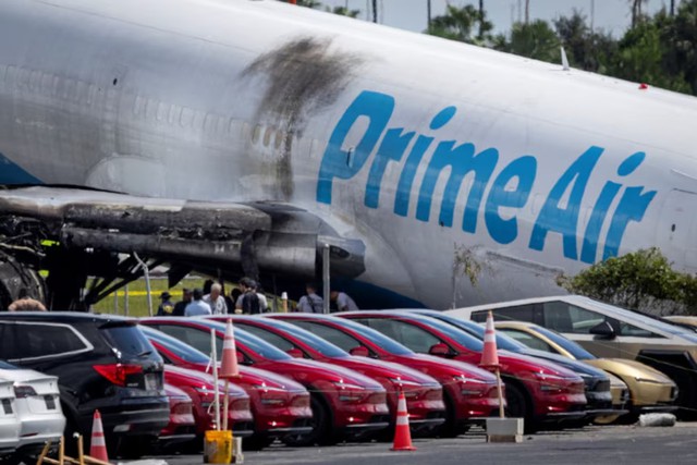 Amazon pauses operations with 21 Air after Miami cargo plane crash - Ảnh 1.