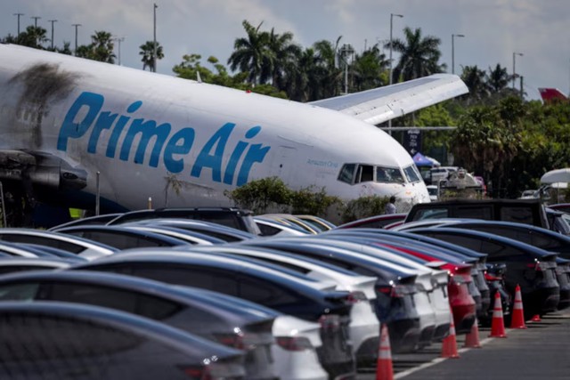 Amazon pauses operations with 21 Air after Miami cargo plane crash - Ảnh 3.