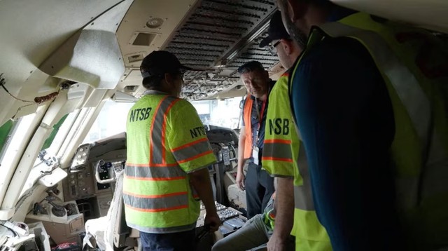 Amazon pauses operations with 21 Air after Miami cargo plane crash - Ảnh 2.
