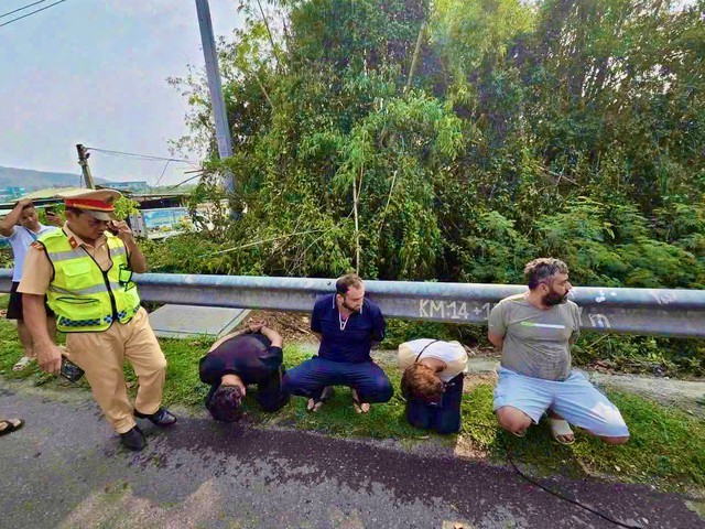 Foreign suspects arrested after attempted gold shop robbery in Vietnam - Ảnh 2.