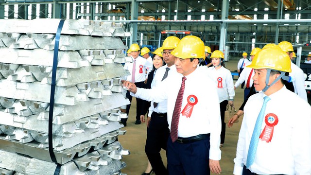 Vietnam completes bauxite-to-aluminum chain with first domestic primary aluminum - Ảnh 1.