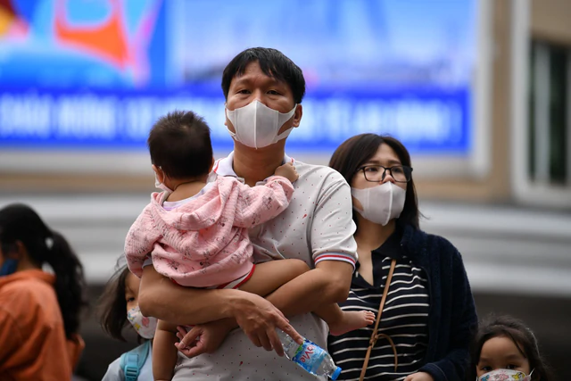 Explainer: Why Vietnam encourages couples to have two children before age 35 - Ảnh 1.