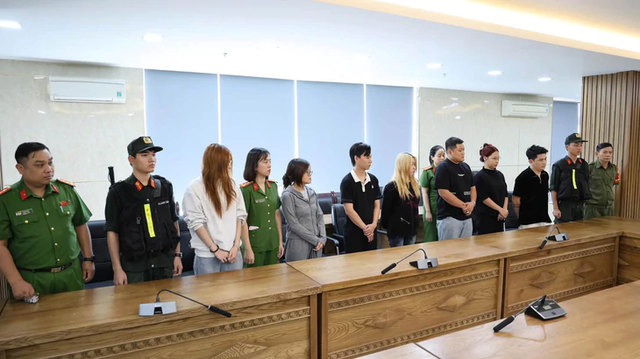 Bar manager, 6 employees prosecuted over laughing gas sales in Da Nang’s foreign tourist hub - Ảnh 1.
