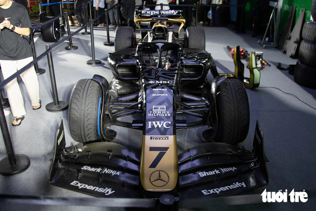 ‘F1 race car’ from Hollywood film F1 The Movie arrives in Vietnam - Ảnh 1.