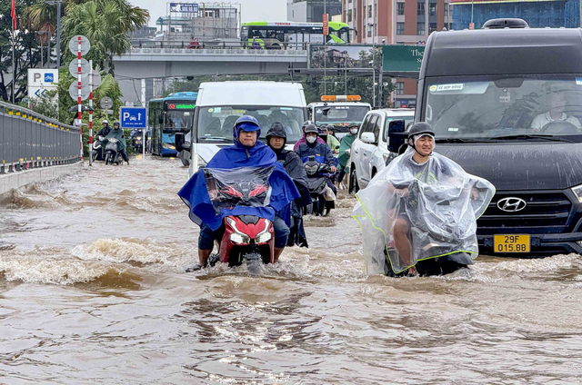 Thousands of students stay home as heavy rain causes flooding in Vietnam’s Thanh Hoa - Ảnh 1.
