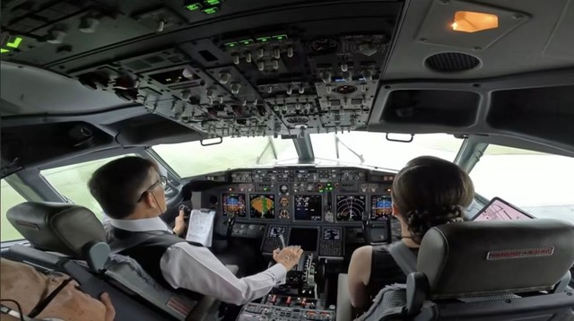 Thai King and Queen fly their own plane to Hanoi for state visit - Ảnh 1.