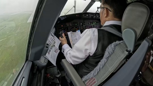 Thai King and Queen fly their own plane to Hanoi for state visit - Ảnh 2.