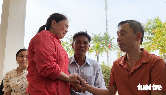 32 fishermen saved from distressed fishing boat in Vietnam drink their own urine to survive  - Ảnh 1.