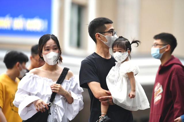 Explainer: Why Vietnam encourages couples to have two children before age 35 - Ảnh 2.
