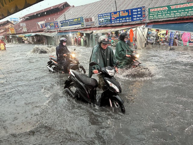 Ho Chi Minh City braces for 5 days of heavy rain  - Ảnh 1.